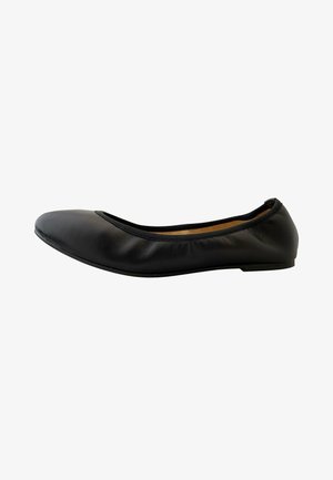 Chaussure ballerine en cuir noir avec bout arrondi et petit talon, bord élastique autour de l'ouverture, vue de profil sur fond blanc.