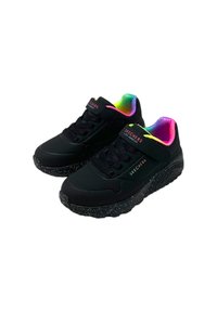 Scarpe sportive nere con tomaia in rete, colletto imbottito e un interno con motivo degradé colorato. Presentano una suola testurizzata con un design maculato.