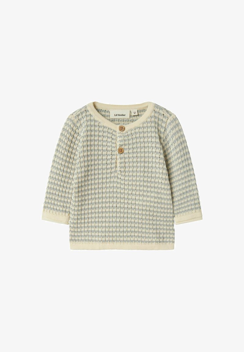 Krämfärgad och ljusblå våffelstickad babytröja med långa ärmar och två träknappar på framsidan.