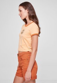 Urban Classics STRETCH  - Marškinėliai su spaudiniu - paleorange vintageorange