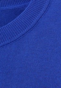 Maglione di cotone azzurro con collo a coste, caratterizzato da una texture liscia e colore uniforme senza motivi o decorazioni.