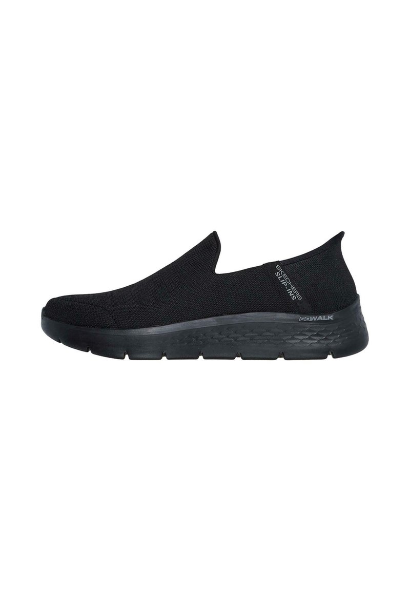 Zapatillas negras tipo slip-on con parte superior de punto, superficie texturizada y suela de goma ligera con un diseño de patrón para mayor tracción.