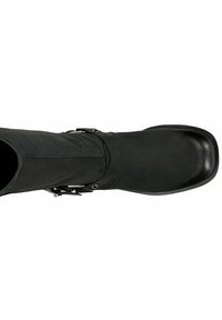 Černá kožená bota ke kolenům se čtveratou špičkou a ozdobným popruhem a sponou na bílém pozadí.
