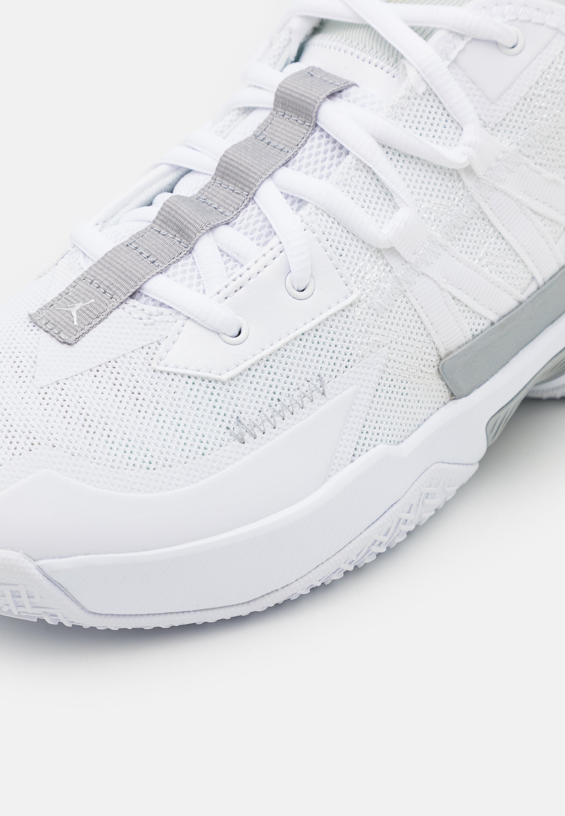 white/wolf grey/metallic silver 