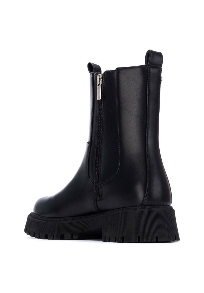 Schwarze vegane Leder-Ankle-Boots mit einem seitlichen Reißverschluss, chunky Sohle und strukturiertem Gummiprofil für besseren Halt. Abgerundete Zehenform.
