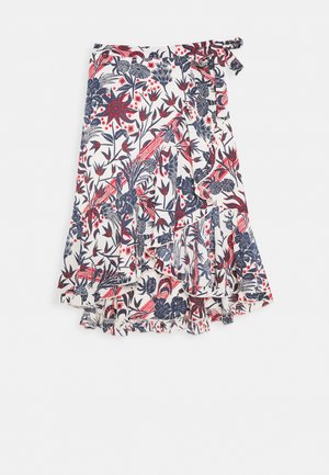 Blomsterwrap-skjørt med hvid baggrund og navy- og rødmønstre, flæset kant og snøring i taljen. Fremstillet af letvægtsstof.