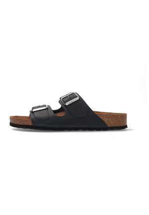 Sort klipklap sandal med to justerbare spænderem, korkfodbed og sort gummisål, vist fra siden på en hvid baggrund.