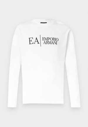 T-shirt blanc à manches longues avec col rond et logo noir "EA | Emporio Armani" centré sur la poitrine, présenté sur un fond uni.