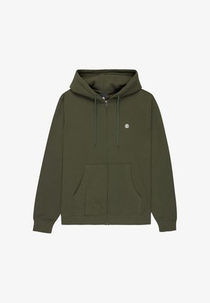 Sudadera con cremallera de color verde oliva, hecha de una suave mezcla de algodón, que presenta un bolsillo frontal, cordones y un pequeño logo circular en el pecho.
