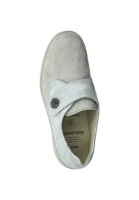 Helles graues Schuhwerk mit einer strukturierten Oberfläche, breitem Riemen mit einem runden Knopf und einer gepolsterten Innensohle. Designed für Komfort und einfaches Tragen.