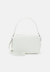 Borsa a tracolla bianca con texture, di forma rettangolare, dotata di chiusura con zip, manico corto e tracolla regolabile. Logo impressa sul davanti.
