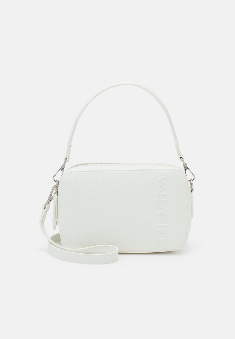 Borsa a tracolla bianca con texture, di forma rettangolare, dotata di chiusura con zip, manico corto e tracolla regolabile. Logo impressa sul davanti.