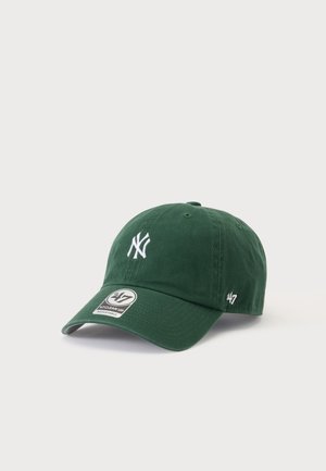 Mørkegrøn justerbar baseballkasket med hvid New York Yankees-logo foran og et '47 Clean Up'-klistermærke på skyggen.