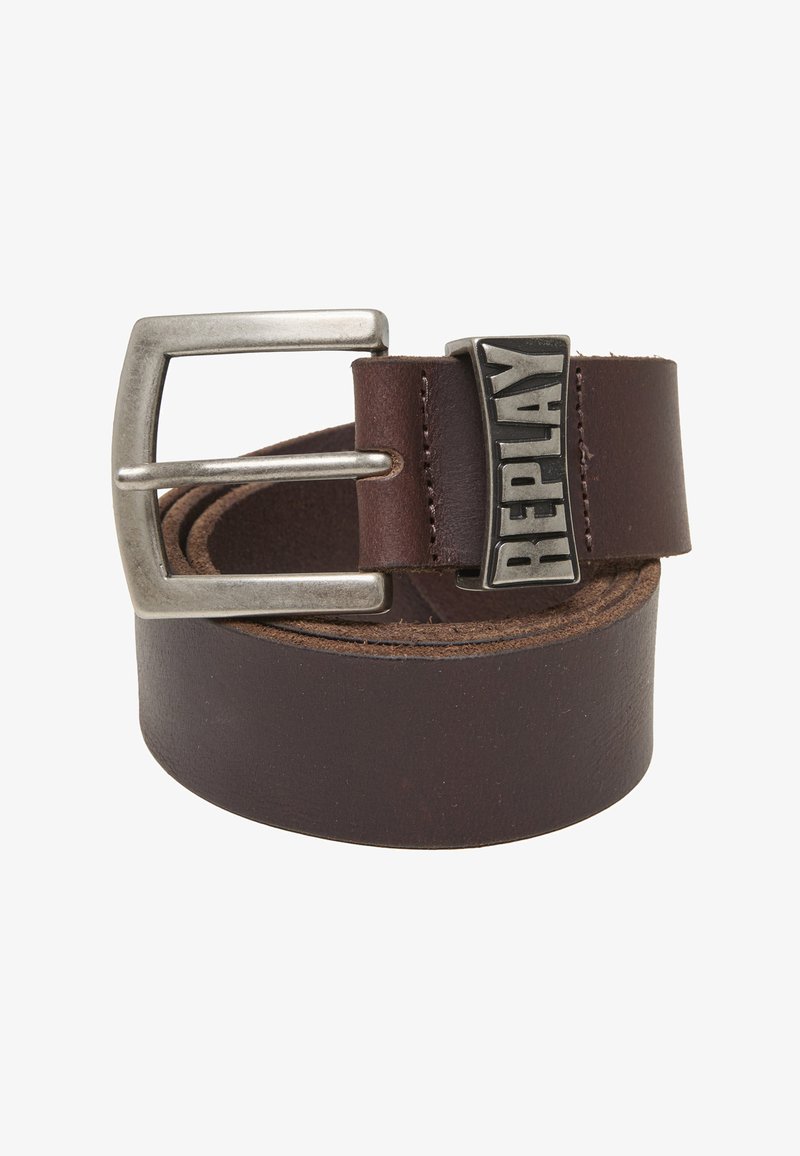 Ceinture en cuir marron roulée avec une boucle en métal argenté et une passant marqué « REPLAY » sur fond blanc.