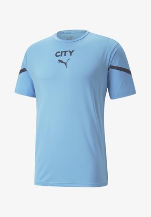 Camiseta deportiva de color azul claro con mangas cortas, que presenta el texto y logo en negro "CITY" en el pecho, y franjas negras en los hombros.
