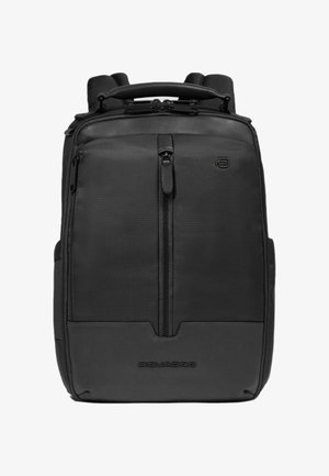 Schwarzer Rucksack mit einem Körper aus strukturiertem Stoff, glatten Lederakzenten, zwei Reißverschlüssen und einem oberen Tragegriff. Logo auf der Vorderseite.