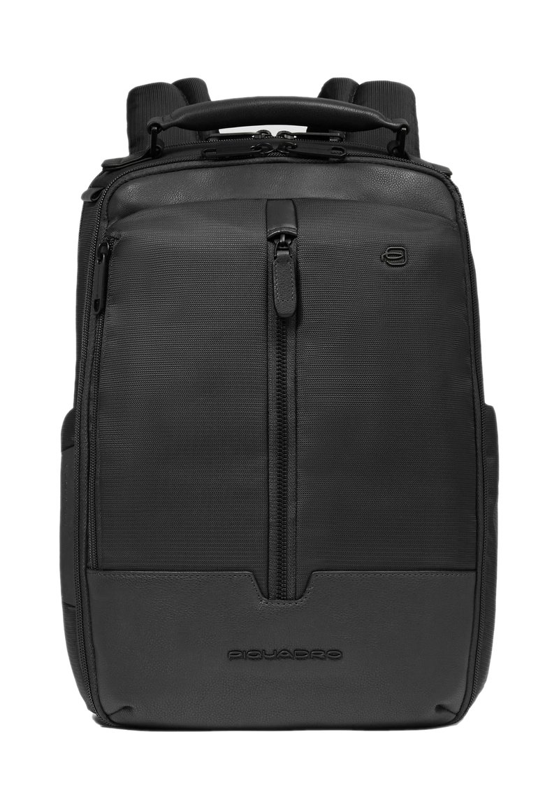 Zaino nero con corpo in tessuto testurizzato, dettagli in pelle liscia, doppia zip e maniglia superiore per il trasporto. Logo sulla parte frontale.