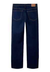 Tamsiai mėlynos spalvos džinsai iš tamsiai mėlynos medžiagos, tiesios kojos dizainas, dvi galinės kišenės su geltonu siuvinėjimu ir ruda odinė dėmė juosmens srityje.