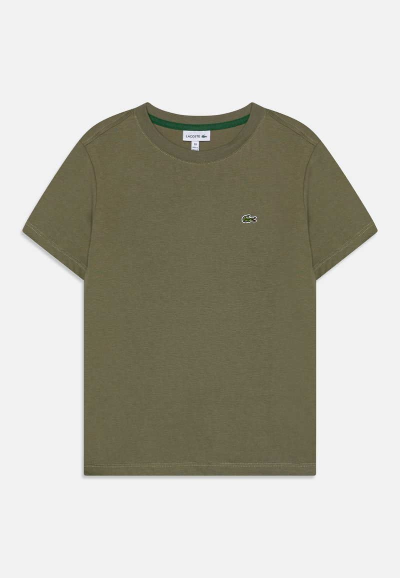 Ελαιολαδί πράσινο βαμβακερό μπλουζάκι με στρογγυλή λαιμόκοψη, κοντά μανίκια και μικρό κεντητό λογότυπο κροκόδειλου στην αριστερή πλευρά του στήθους.