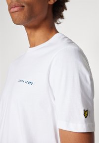 Lyle & Scott T-shirts - white