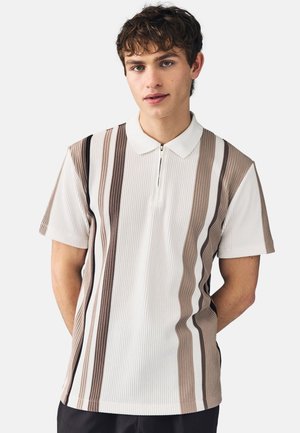 Kortærmet polo t-shirt med lynlås krave, prydet med ribbet tekstur og lodrette striber i hvid, lys brun og mørk brun nuancer.