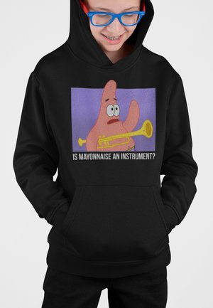 Felpa nera con cappuccio che presenta una grafica stampata di un personaggio cartone rosa che tiene un trombone, con il testo "LA MAIONESE È UNO STRUMENTO?" sottostante.