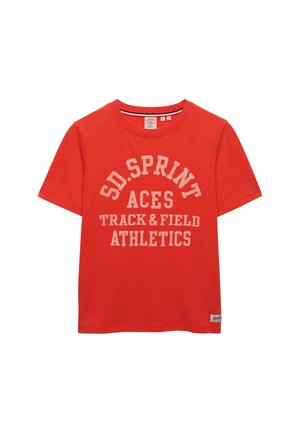 Rood T-shirt met korte mouwen en witte tekst op de voorkant met de tekst "SD. SPRINT ACES TRACK & FIELD ATHLETICS".