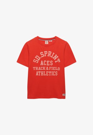 Czerwona koszulka z krótkim rękawem z białym napisem na przodzie: "SD. SPRINT ACES TRACK & FIELD ATHLETICS".