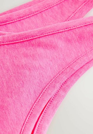 Roze katoenen bikini ondergoed met een gladde textuur, dunne banden en contrasterende stiksels langs de randen. Lichtgewicht en flexibele ontwerp.