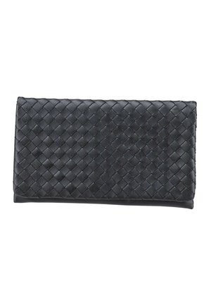 Schwarze rechteckige Clutch mit gewebtem Leder-Muster und glatten Kanten, geschlossen vor weißem Hintergrund abgebildet.