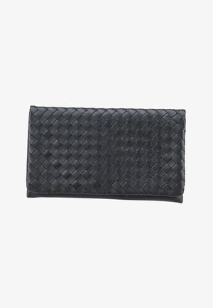 Schwarze rechteckige Clutch mit gewebtem Leder-Muster und glatten Kanten, geschlossen vor weißem Hintergrund abgebildet.