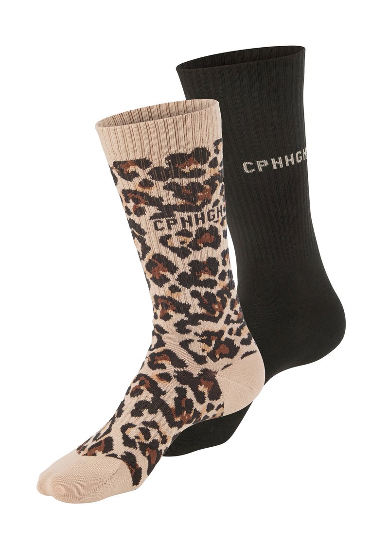 Zwei Crew-Socken, eine beige mit Leopardenmuster und dem Schriftzug "CPHHGH", die andere einfarbig schwarz mit einem ähnlichen "CPHHGH"-Schriftzug am Bündchen.