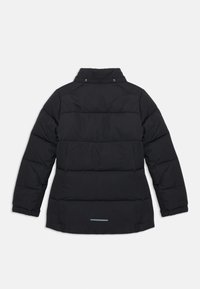 Schwarze Daunenjacke mit hohem Kragen, Knopfverschlüssen, gestepptem Design und einem reflektierenden Akzent am Saum. Rückansicht dargestellt.