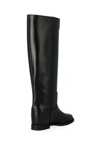 Bottes en cuir noir montantes, avec une texture lisse, un design droit, un bout arrondi, un petit talon et des coutures contrastées sur le côté.
