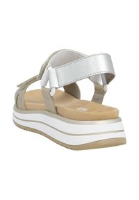 Grau und silberne Plattform-Sandalen mit Klettverschlüssen, strukturierten Akzenten, einer gepolsterten Fußbett und einer weißen gestreiften Sohle.