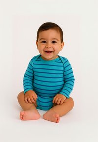 Bodysuit s dugim rukavima u tirkiznoj boji s tamnoplavim horizontalnim prugama, mekana tkanina, okrugli izrez, sjedeća bebe s golim nogama na svijetloj pozadini.