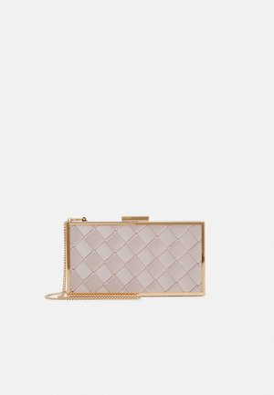 Pochette beige rectangulaire avec un design en cuir tressé, cadre en métal doré, fermeture à fermoir et bandoulière chaîne dorée sur un fond uni.