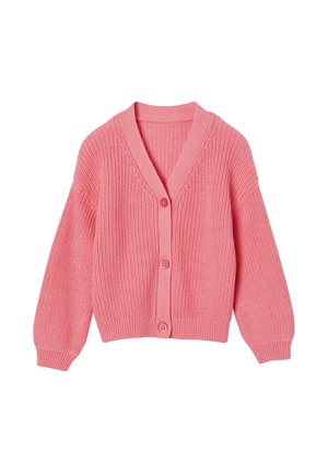 Rosa gestrickte V-Ausschnitt-Strickjacke mit langen Ärmeln und drei Knöpfen vorne vor weißem Hintergrund.