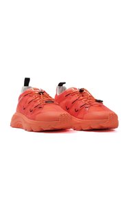 Jasnopomarańczowe buty sportowe z materiałem o teksturowanej powierzchni, czarnymi sznurówkami i wytrzymałą podeszwą. Wyposażone w uchwyty oraz projekt z amortyzowaną podeszwą.