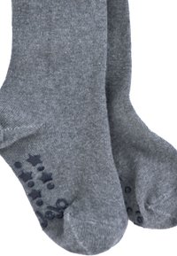 Calze grigie realizzate in materiale morbido con texture a coste. Presentano puntini antiscivolo blu navy e stelle sui tacchi.