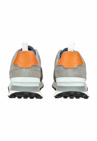 Graue Wildledersportschuhe mit orangen Lederakzenten an der Ferse und weißen Sohlen. Texturierte Sohlen bieten Halt, mit einer Zuglasche auf der Rückseite.