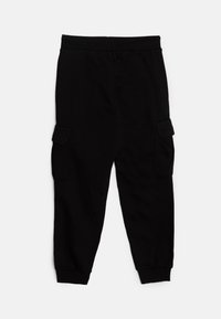 Schwarze Jogginghosen aus weichem Material, mit gerippten Bündchen, zwei seitlichen Cargo-Taschen und einem elastischen Bund für zusätzlichen Komfort.