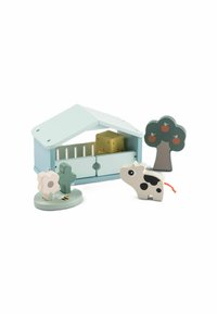 Houten boerderij speelset met een lichtblauwe schuur, gele blok, koe figuur, boom, bloem en cactus, met de nadruk op speelse vormen en zachte kleuren.