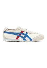 Sneakers in pelle bianca con strisce in suede blu e rosse, punta tonda, dettagli in suede grigio vicino al tallone e suola in gomma bianca texturizzata.
