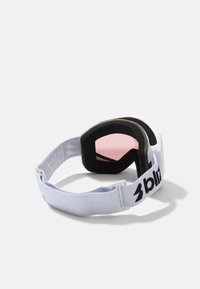 Skibrille mit einem weißen Rahmen, rosa Linse, schwarzem Schaumstoffpolster und einem weißen elastischen Band mit schwarzer Branding.