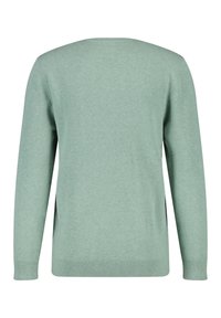 Maglione verde chiaro, collo a giro, maniche lunghe, polsini e orlo a coste, tessuto morbido, fessure laterali per maggiore comfort e vestibilità.