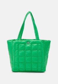 Quiltowana torba tote w zielonym nylonie z dwoma paskami na ramię i okrąłym akcentem z logo. Posiada kwadratowy wzór oraz miękką, wyściełaną fakturę.