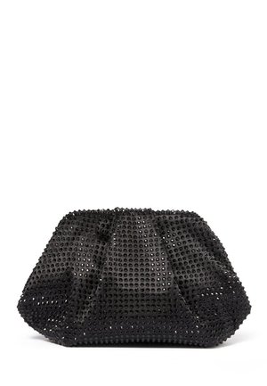 Černá psaníčko taška pokrytá rovnoměrně rozmístěnými malými kulatými černými nýty, s narezavělým sáčkovým tvarem na bílém pozadí.