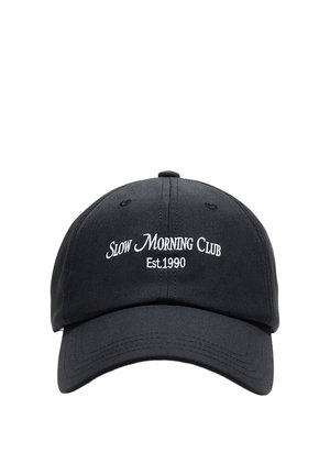Schwarze Baseballkappe mit weiß gesticktem Text "Slow Morning Club Est.1990" vorne in der Mitte.