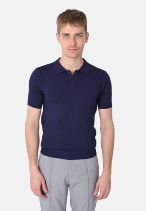 Polo shirt blu navy a maniche corte con colletto e orlo a costine, dotato di una chiusura a due bottoni, design aderente e morbida texture a maglia.